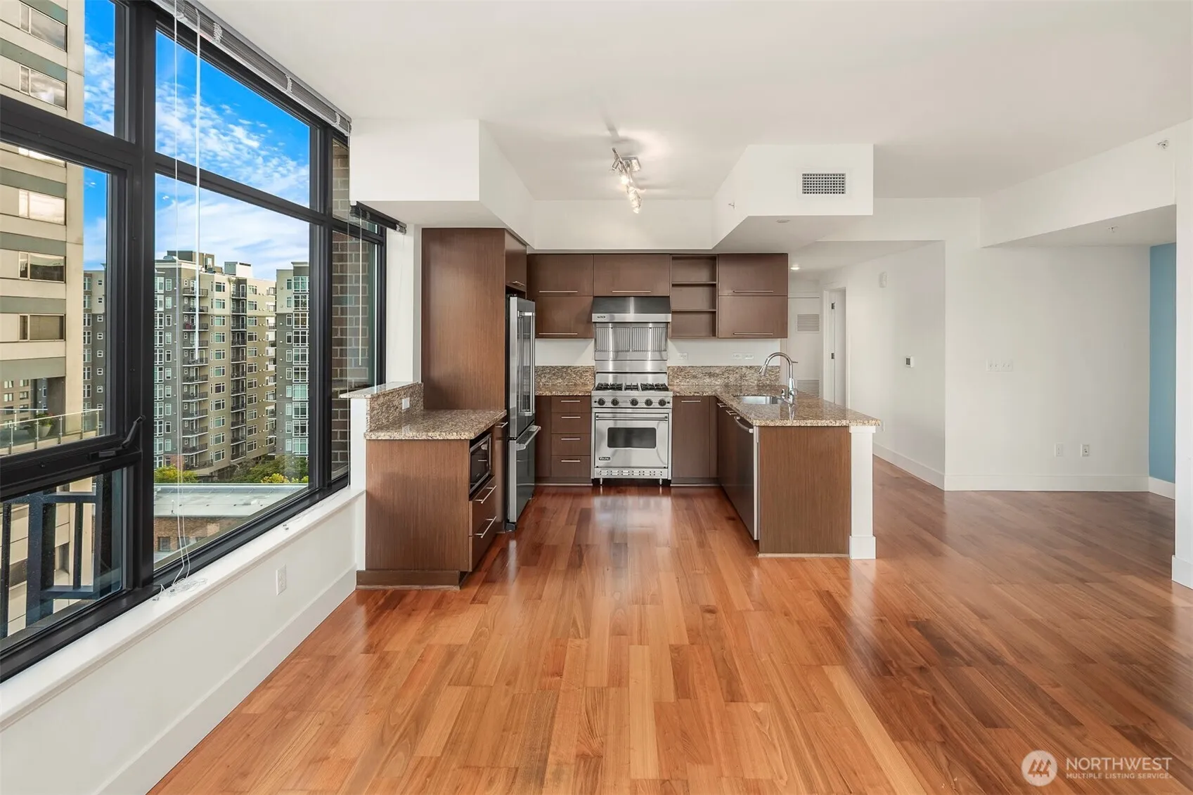 Property photo for 2911 2nd Avenue #902, Seattle photo 4