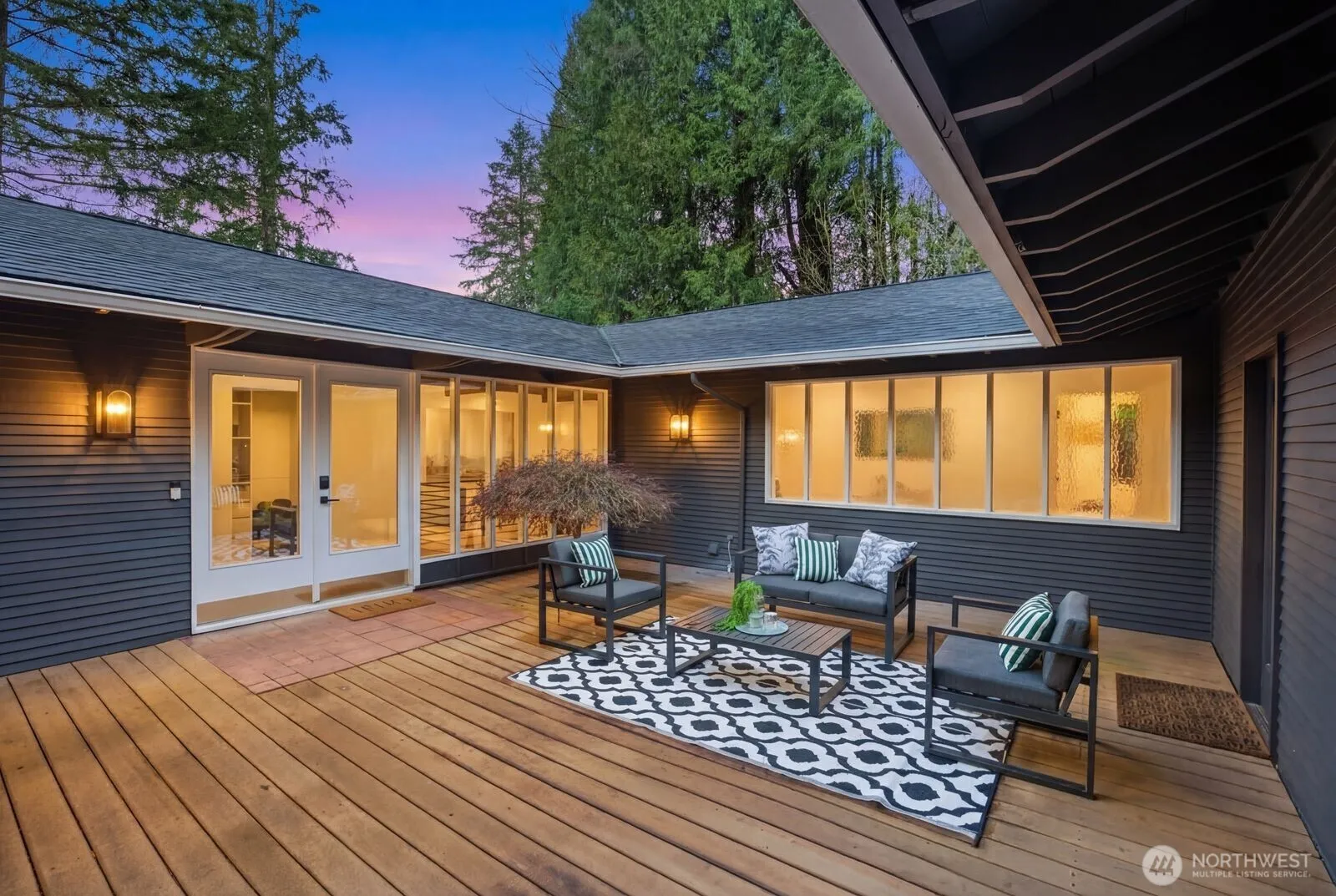Property photo for 1520 Sycamore Drive Se, Issaquah photo 2