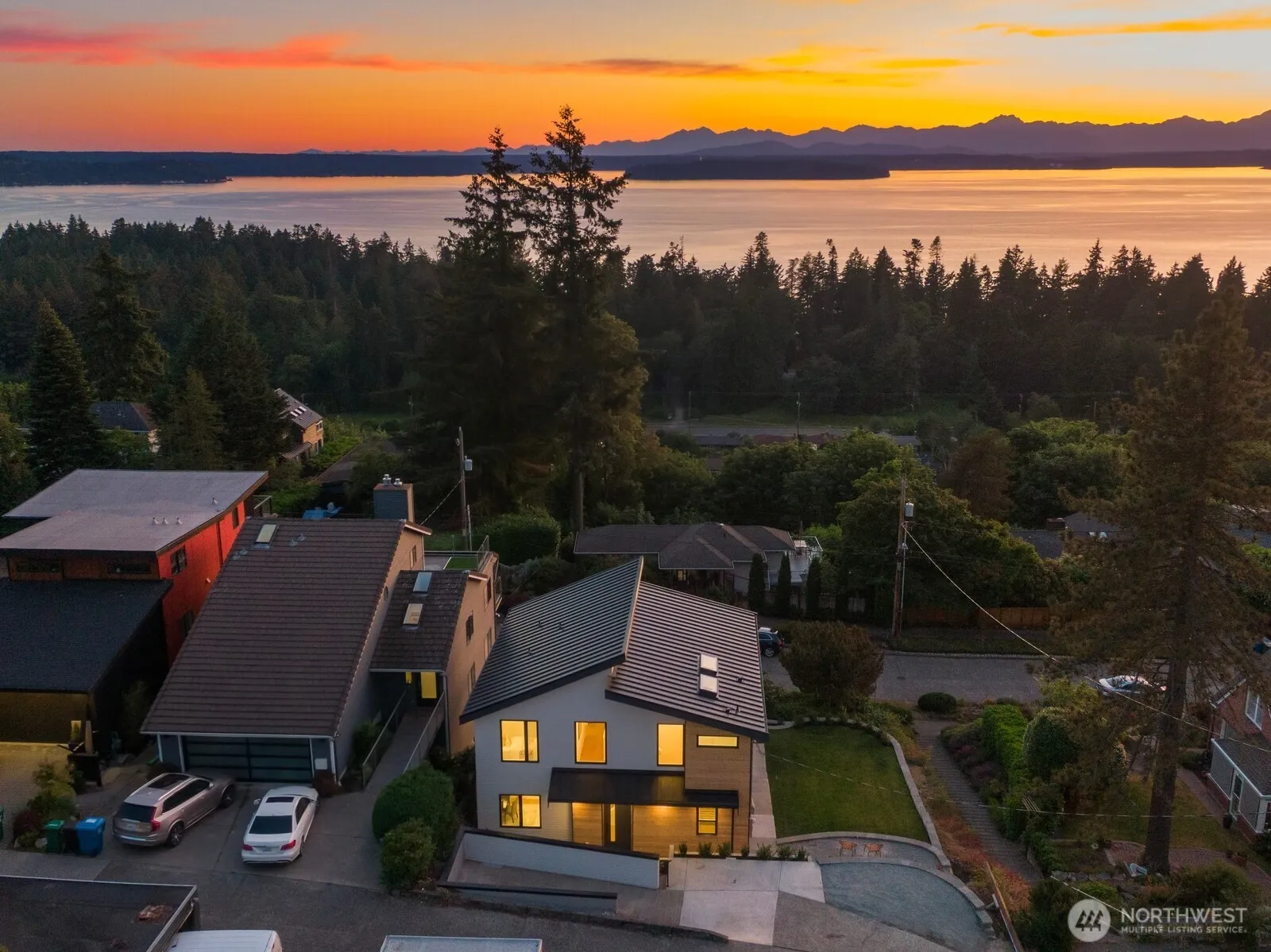 Property photo for 7602 44th Avenue Sw, Seattle photo 2