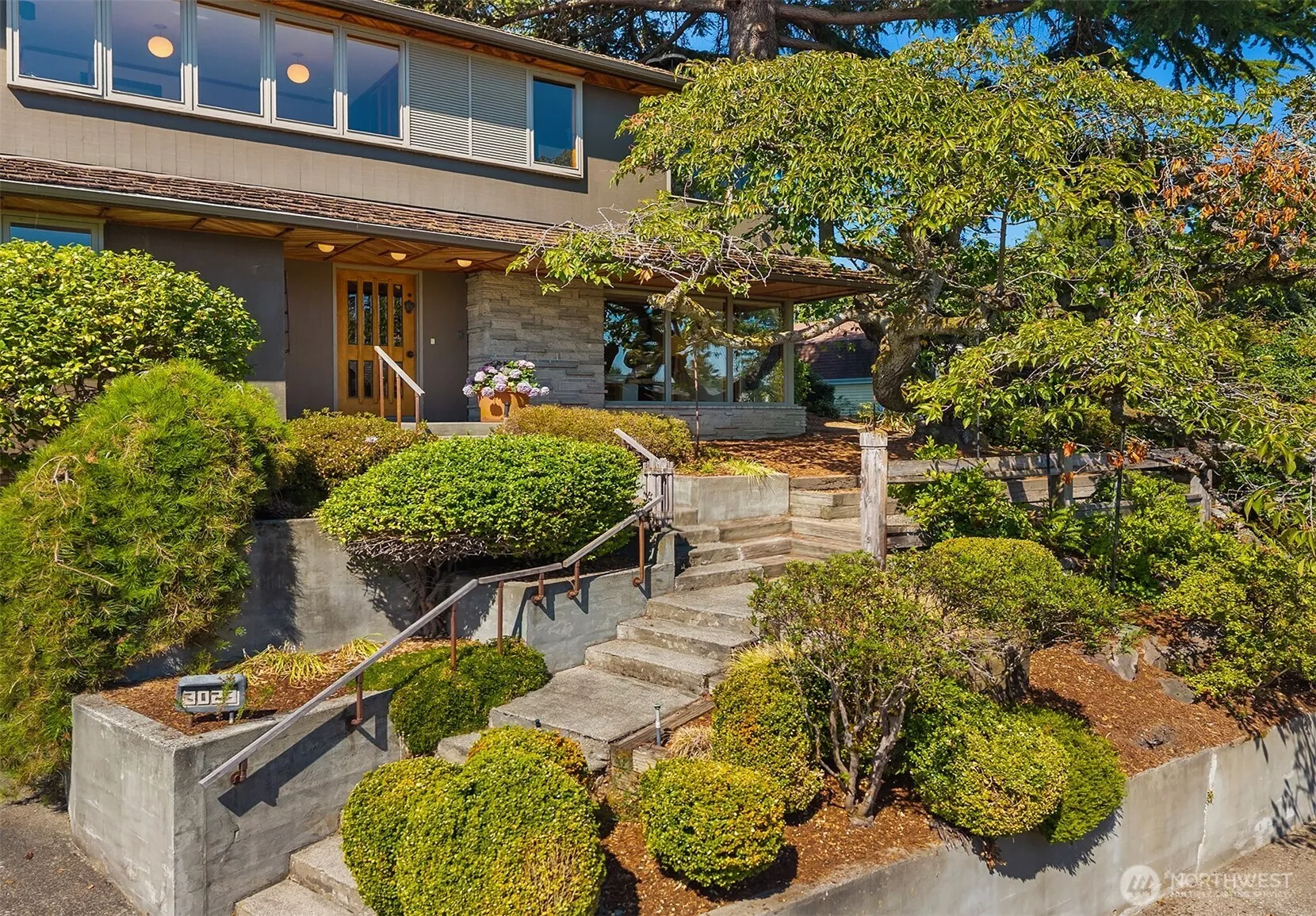 Property photo for 3023 E Laurelhurst Drive Ne, Seattle photo 2