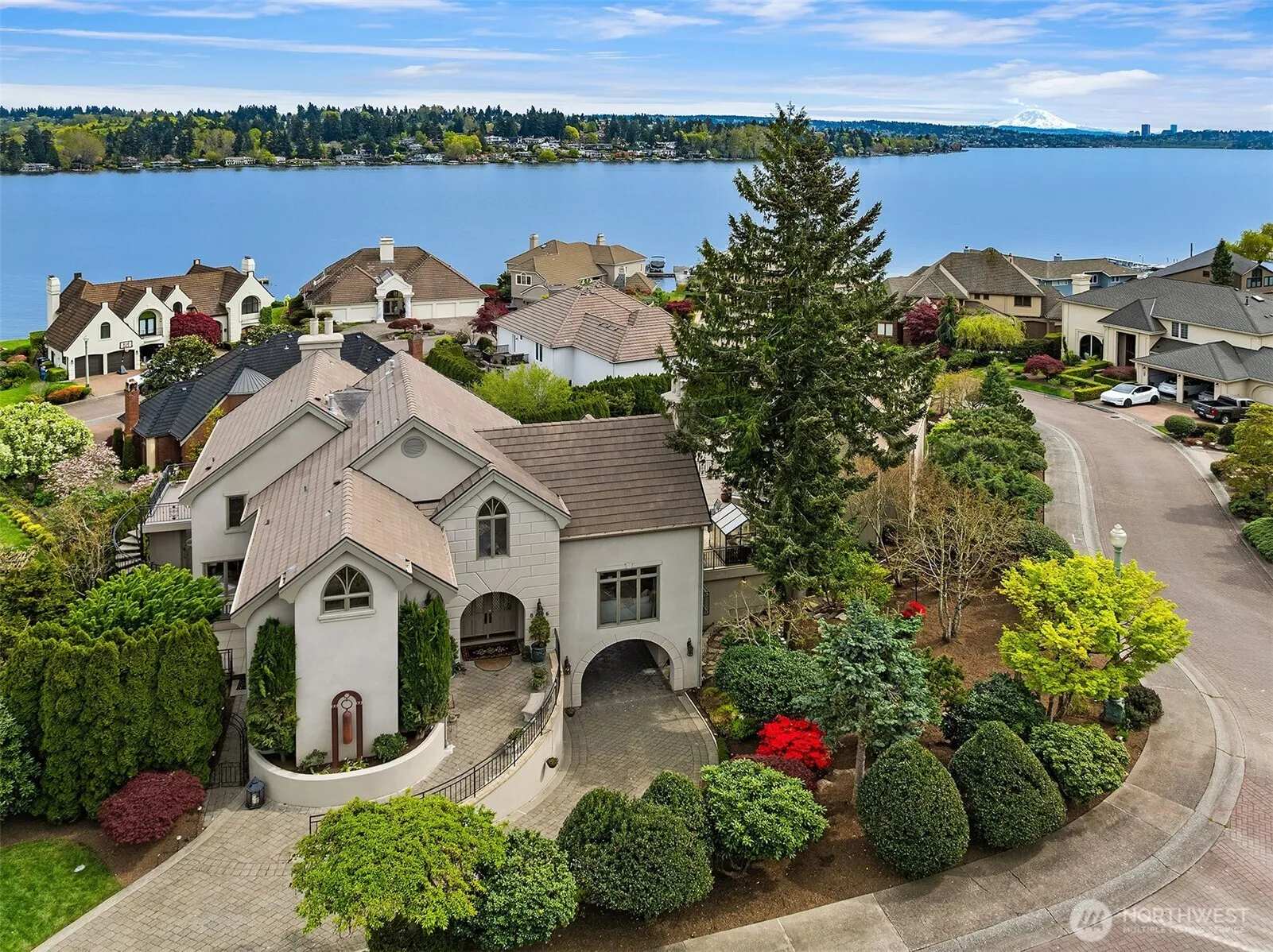Property photo for 8496 Ne Woodland Cove Drive, Kirkland photo 2