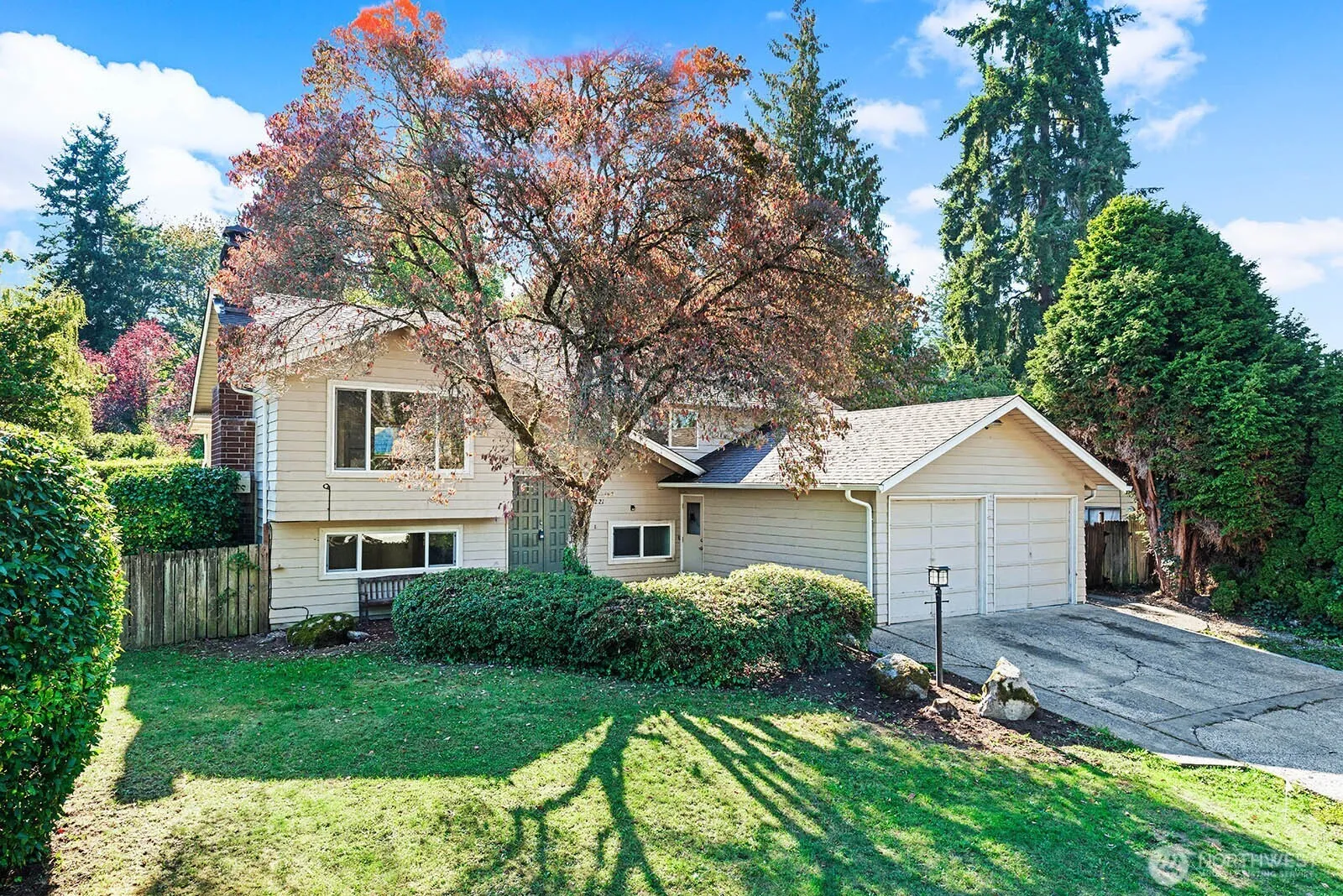 Property photo for 14221 Se 10th Place, Bellevue photo 2