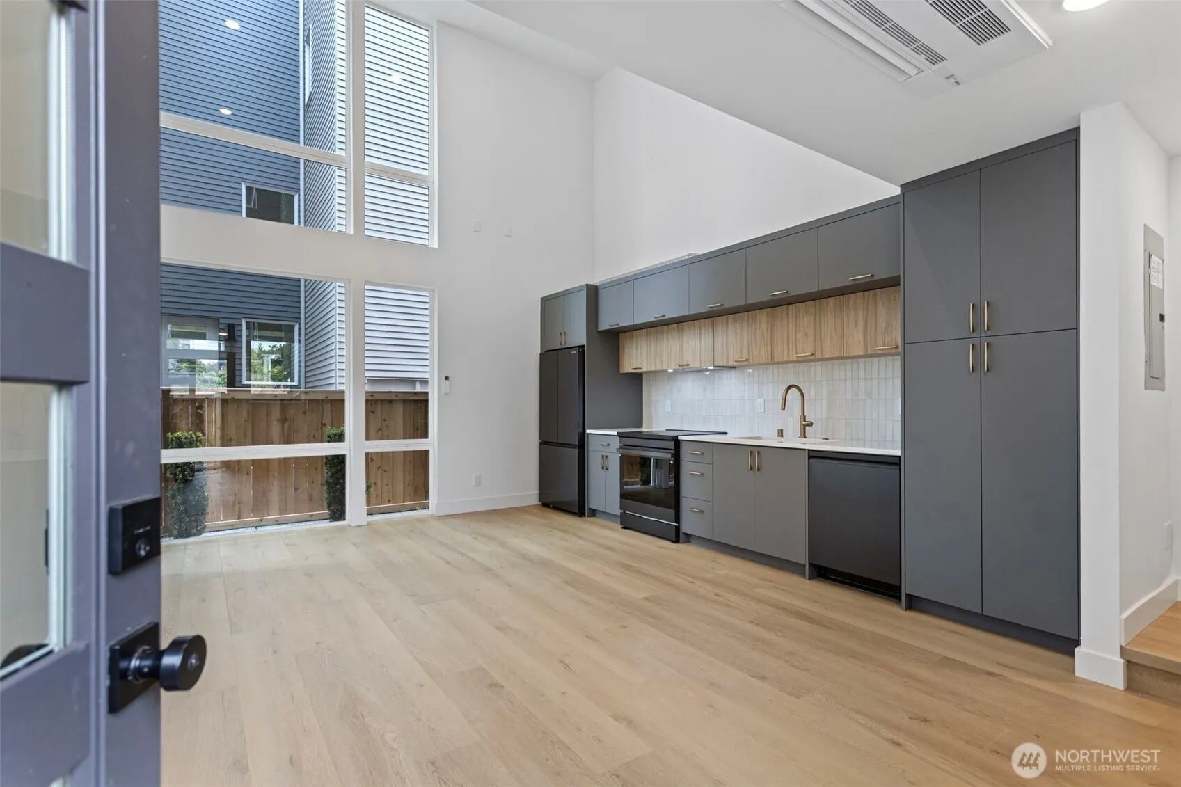 Property photo for 6318 41st Avenue Sw #4, Seattle photo 2