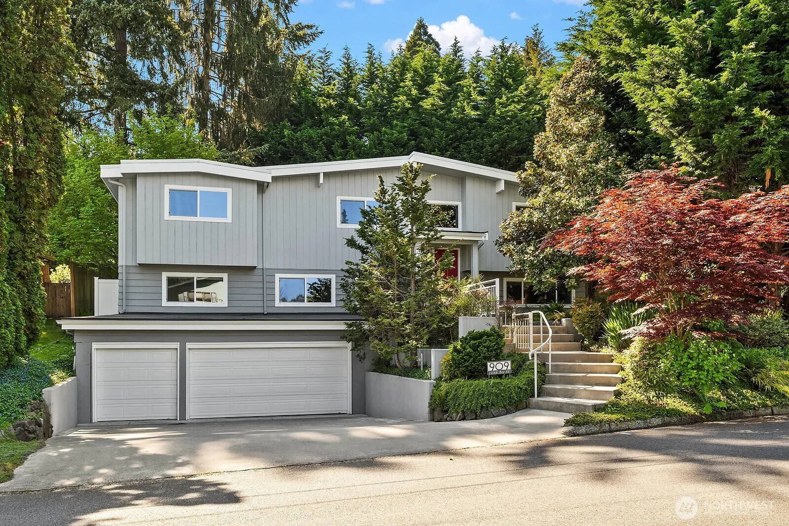 Property photo for 909 110th Avenue Se, Bellevue