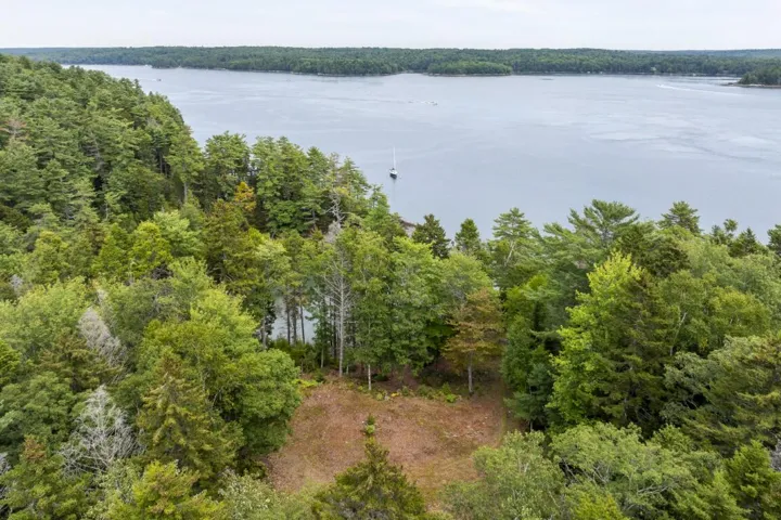 18 Birches Drive, Boothbay, Maine 04537