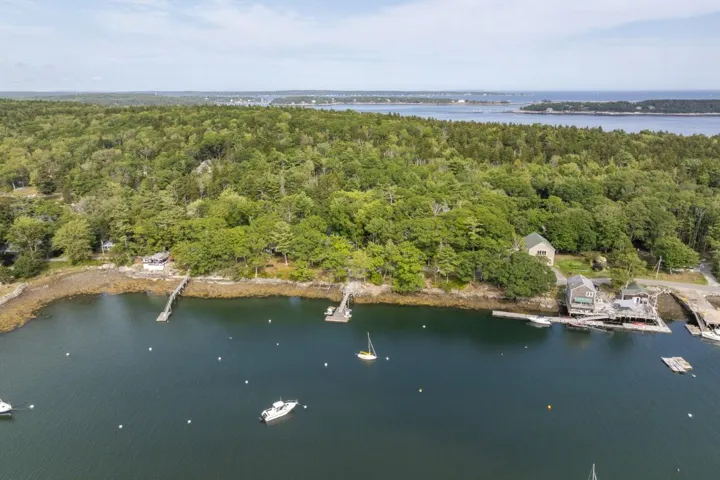 84 Samoset Trail, Boothbay, Maine 04544