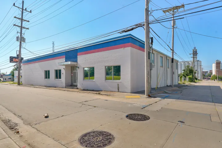 300 E Chestnut-13