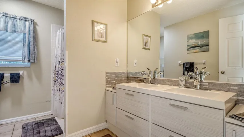 Master en-suite bath with walk-in shower