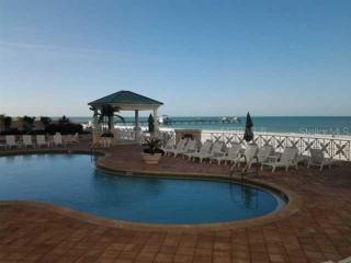 Swimming Pool/Hot Tub/Sauna - PIER 60 IN BACKGROUND