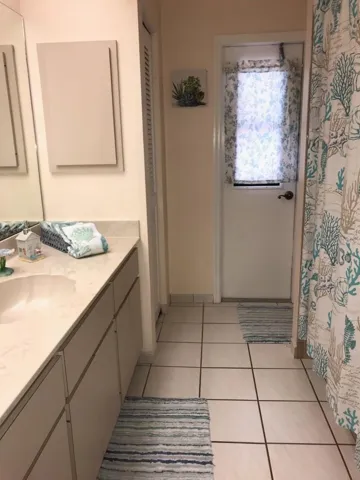 GUEST/POOL BATH
