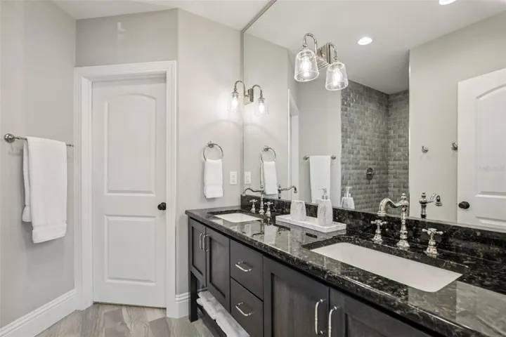 Guest bathroom 4 upstairs