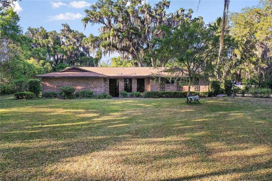 Exterior front of home on 2.72 acres