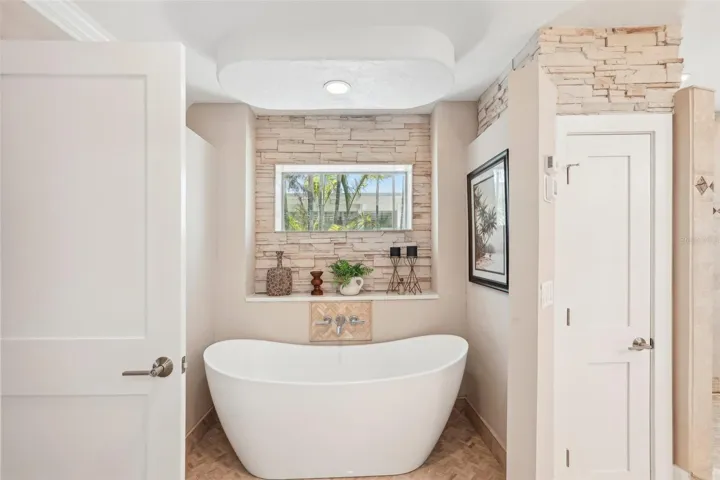 Primary bathroom/tub