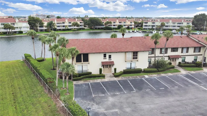 Corner, 1st floor, end unit!