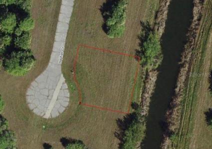 aerial view of waterfront lot near the cul-de-sac