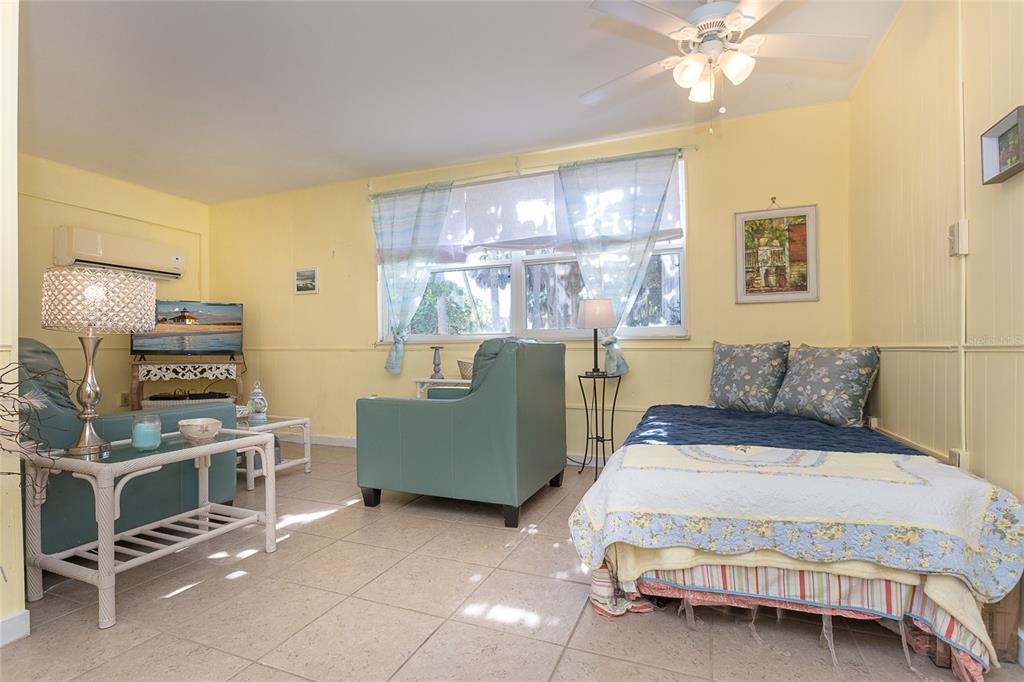 Spacious Living Room with Space for Daybed in Lower Unit