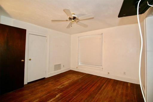 Master Bedroom (Upstairs)