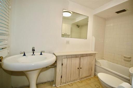 Master Bathroom (Upstairs)