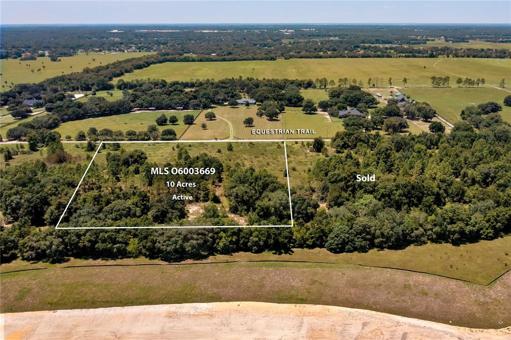 COUNTRY LIVING ONLY  30 MINUTE DRIVE TO THE GREATER ORLANDO AREA.