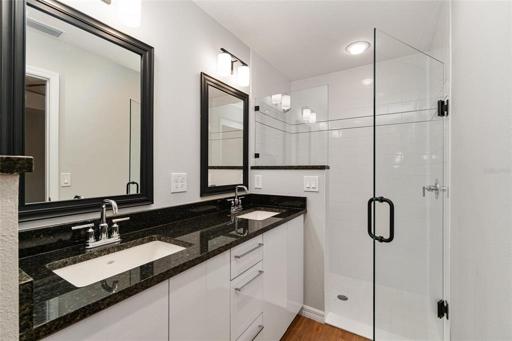 MASTER BED WALKIN SHOWER