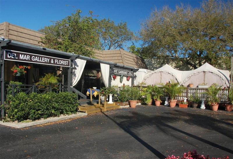 The Sunday Farmer's Market is held in the Davidson Drug Store parking area, where you will find restaurants, shopping, post office, coffee and rum shops, massage,  florist and dentist!