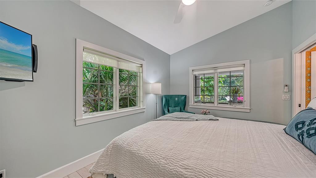 2 bed/1 bath pool house