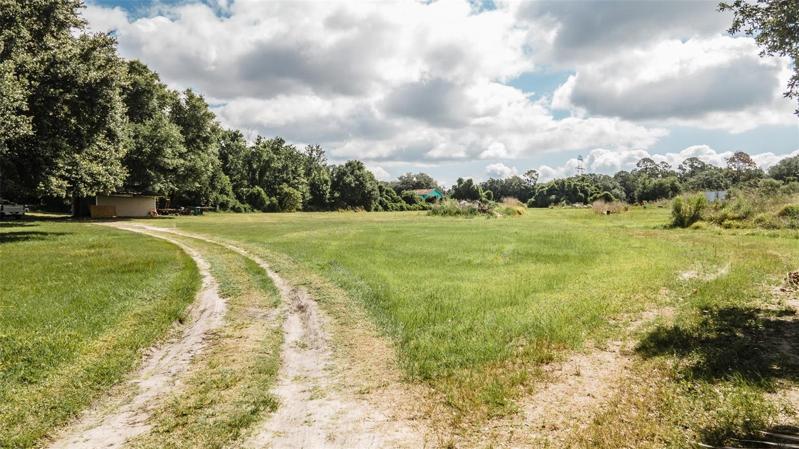 Private Driveway, wide open space on 4.05 acres