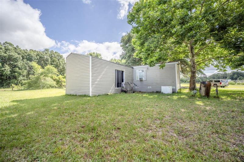 Back yard with plenty of space for hosting