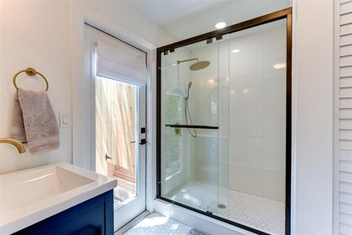 Walk-in shower 