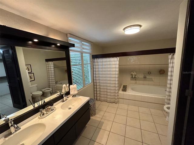Master Bedroom en suite bathroom