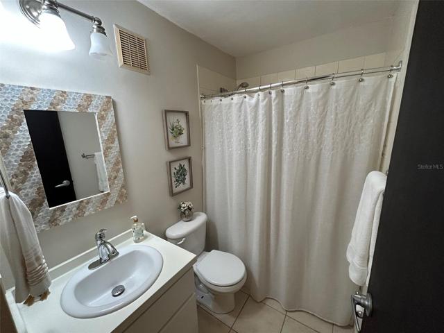 Bedroom 2 en suite bathroom