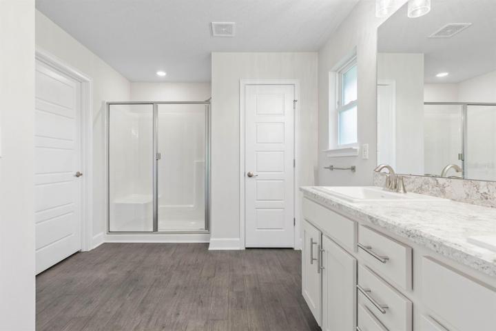 Master Bathroom w/5' Shower