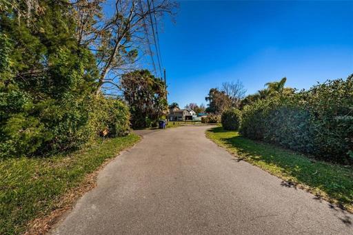The road leading up to the property. Traveling South 