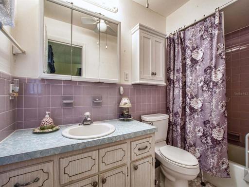 Owner's suite with tub/shower combination