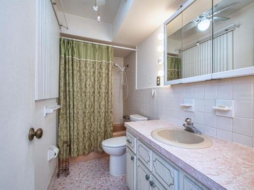 Guest bathroom with tub/shower combo