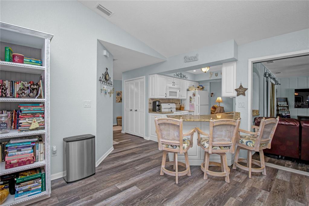 Breakfast Bar / Nook