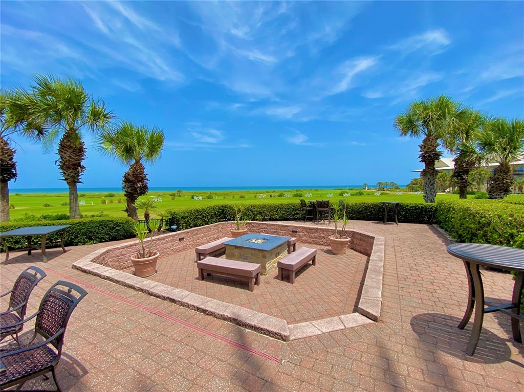 Outdoor fire pit lounge
