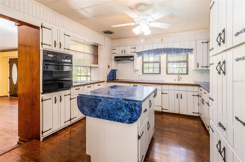 Kitchen w/MOBILE Island