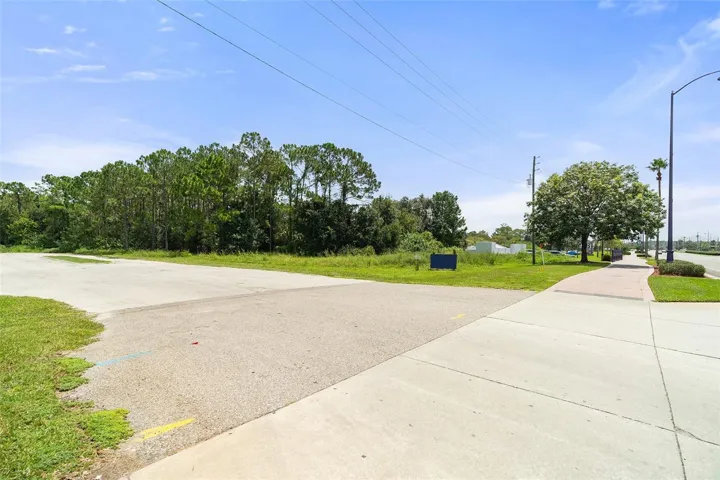 190 Feet of frontage on US 192