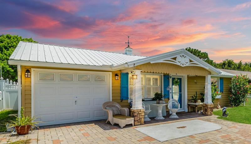 Adorable bungalow just 6 miles Siesta Key beaches!
