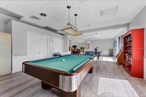 Clubhouse-Pool table
