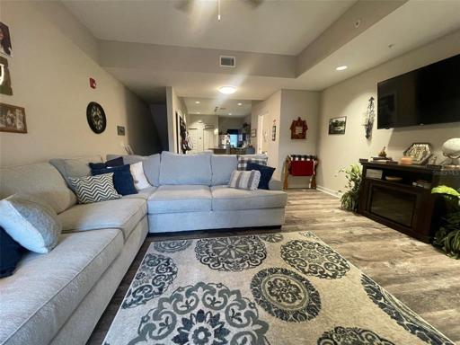 Open living room in 2br/2ba - high ceilings
