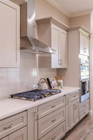 5 Burner Gas Cooktop with Drawers below for all your cookware