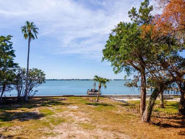 100' of open Bayfront