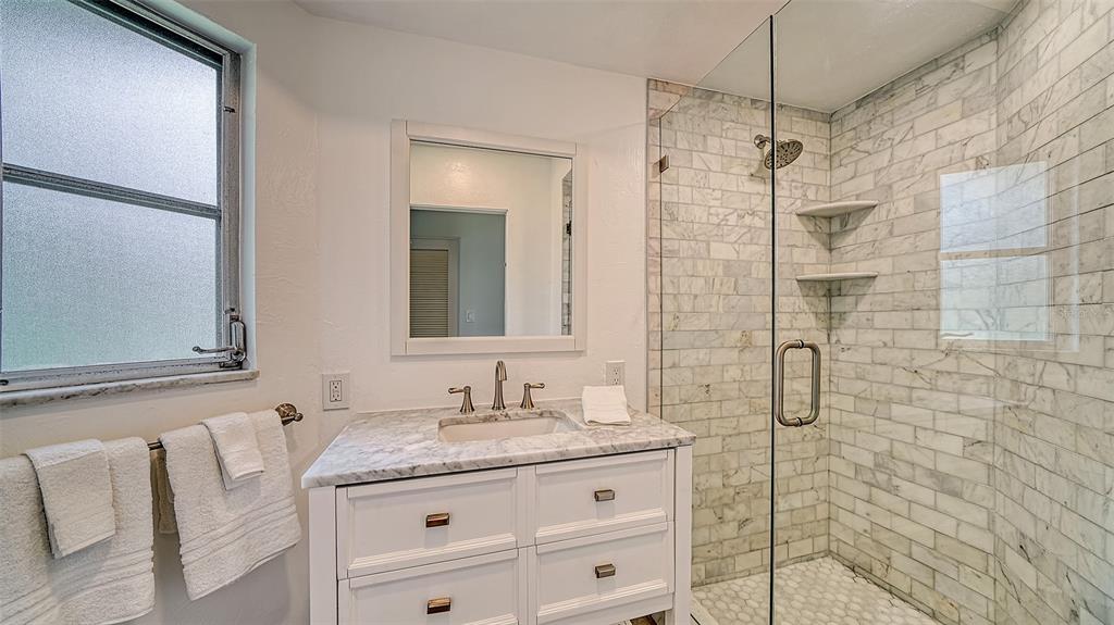 Primary bathroom en-suite
