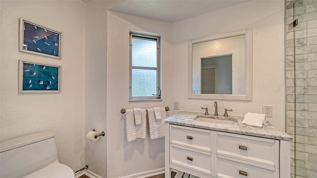 Primary bathroom en-suite