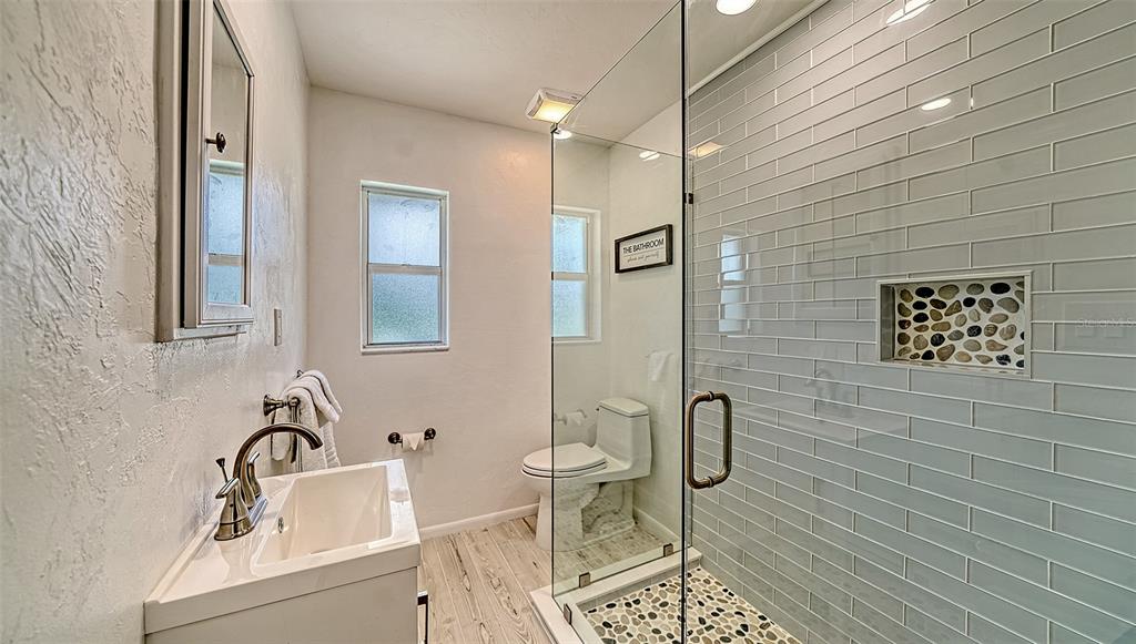 2nd guest bathroom between bedroom 2 & 3