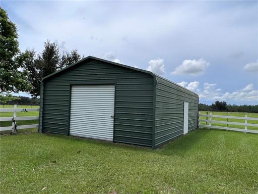 This warehouse has a shower and bathroom 