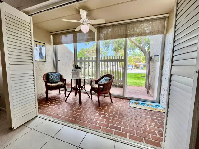 Private Enclosed Lanai W/ Outdoor Patio