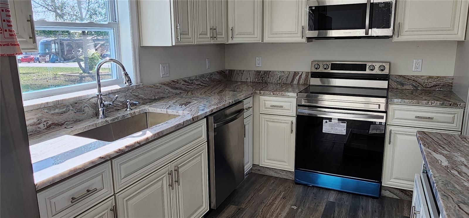 FULL KITCHEN APPLIANCE PACKAGE